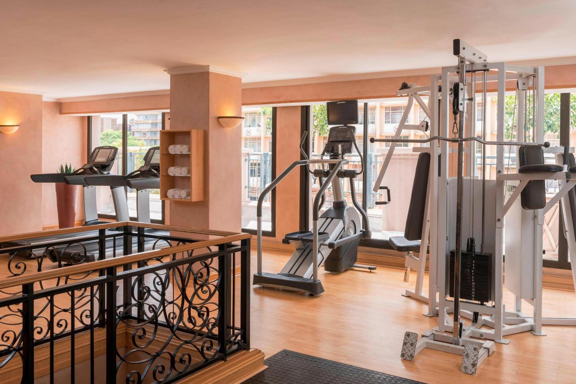Ct Hotel Pretoria-Noord Exterior foto The gym at the hotel