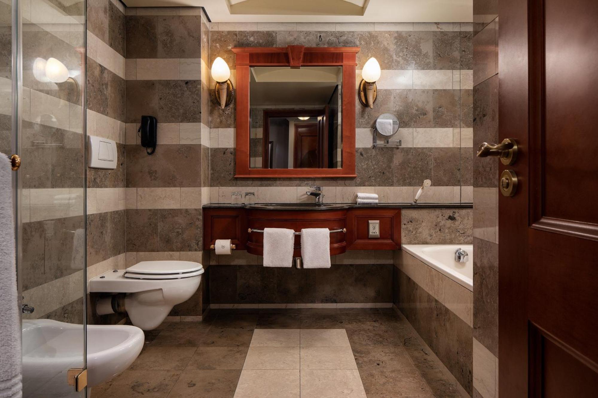 Ct Hotel Pretoria-Noord Exterior foto Bathroom